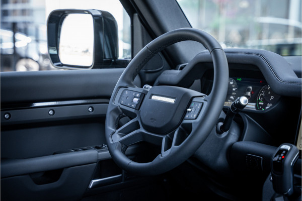 Land Rover Defender 110 P300e 110 X-Dynamic HSE ** HUD ** Trekhaak ** Panodak ** Koelbox Elektrisch rijbereik tot 55km (WLTP)