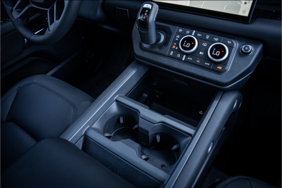 Land Rover Defender 110 P300e 110 X-Dynamic HSE ** HUD ** Trekhaak ** Panodak ** Koelbox Elektrisch rijbereik tot 55km (WLTP)