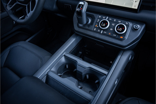 Land Rover Defender 110 P300e 110 X-Dynamic HSE ** HUD ** Trekhaak ** Panodak ** Koelbox Elektrisch rijbereik tot 55km (WLTP)