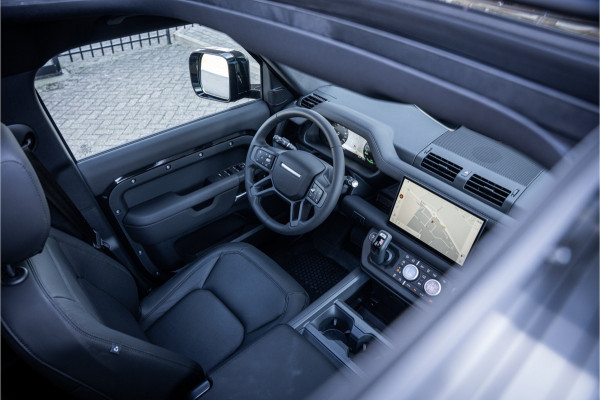 Land Rover Defender 110 P300e 110 X-Dynamic HSE ** HUD ** Trekhaak ** Panodak ** Koelbox Elektrisch rijbereik tot 55km (WLTP)