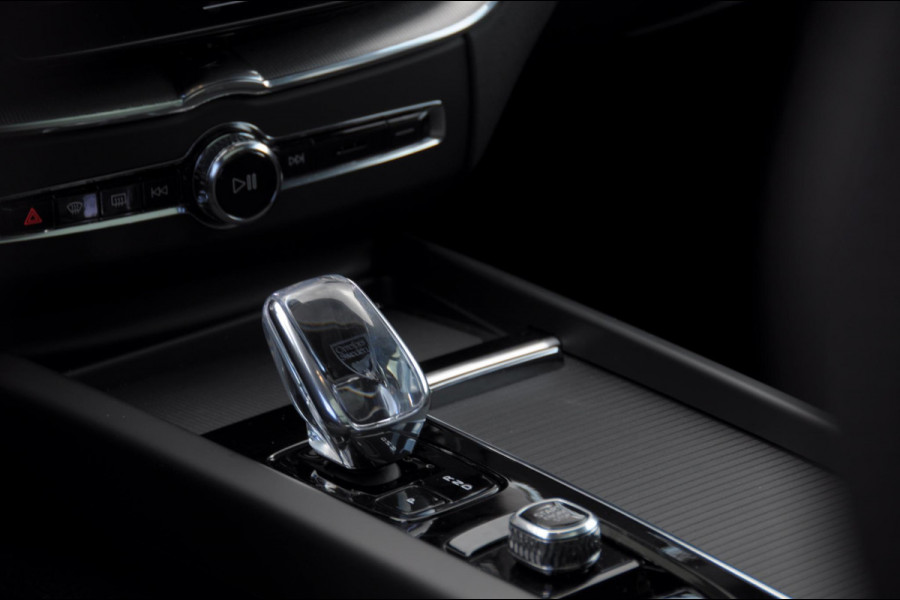 Volvo XC60 T8 455PK Automaat hybrid AWD Ultra Black Edition Luchtvering/ Semi-elektrisch inklapbare trekhaak/ Stoelverwarming voor en achter/ Stuurverwarming/ Harman Kardon Audio/
