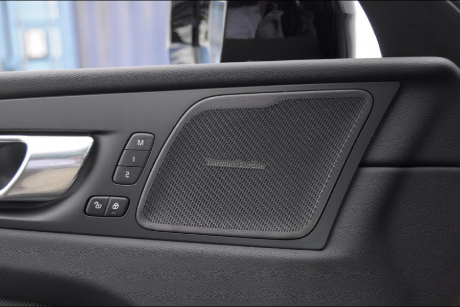 Volvo XC60 T8 455PK Automaat hybrid AWD Ultra Black Edition Luchtvering/ Semi-elektrisch inklapbare trekhaak/ Stoelverwarming voor en achter/ Stuurverwarming/ Harman Kardon Audio/