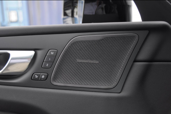 Volvo XC60 T8 455PK Automaat hybrid AWD Ultra Black Edition Luchtvering/ Semi-elektrisch inklapbare trekhaak/ Stoelverwarming voor en achter/ Stuurverwarming/ Harman Kardon Audio/