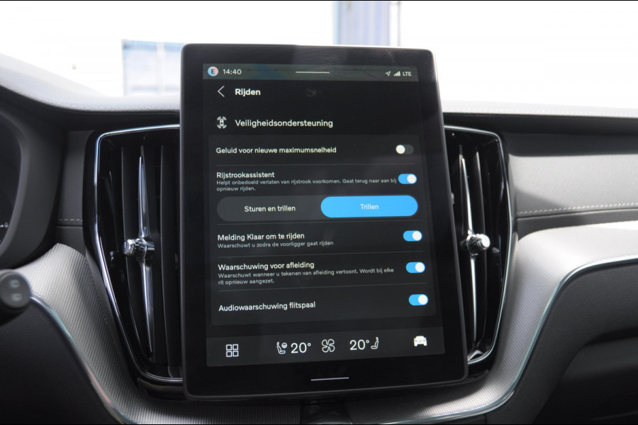 Volvo XC60 T8 455PK Automaat hybrid AWD Ultra Black Edition Luchtvering/ Semi-elektrisch inklapbare trekhaak/ Stoelverwarming voor en achter/ Stuurverwarming/ Harman Kardon Audio/