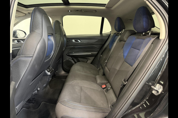Lynk & Co 01 1.5 Automaat Panoramadak Virtual Cockpit Adaptieve Cruise Control Full Led 20" Licht Metalen velgen Parkeersensoren voor&achter + Camera