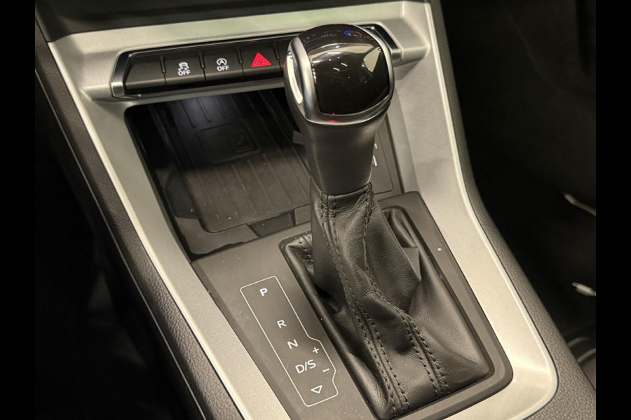 Audi Q3 35 TFSI Advanced Automaat Panoramadak Navigatie Apple Carplay Android Auto 360 camera Parkeersensoren Cruise Control Alacantara Full Led Stoelverwarming Climate Control Lichtmetalen velgen