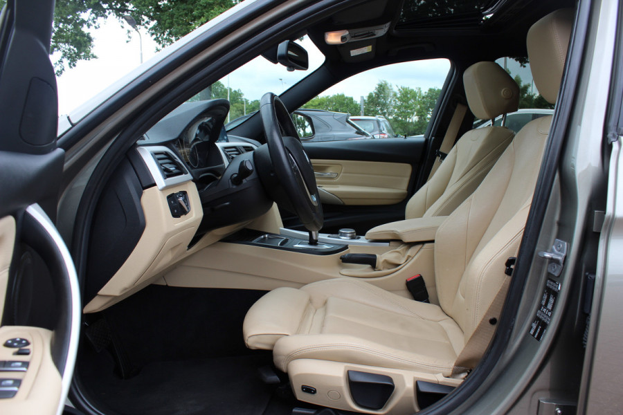 BMW 3-serie 320i Corporate Lease High Executive / Trekhaak / Schuifdak / Leder / Navigatie / Parkeerhulp V+A / 16'' / Getint glas / Stoelverwarming / Cruise Control