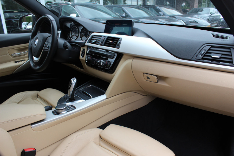 BMW 3-serie 320i Corporate Lease High Executive / Trekhaak / Schuifdak / Leder / Navigatie / Parkeerhulp V+A / 16'' / Getint glas / Stoelverwarming / Cruise Control