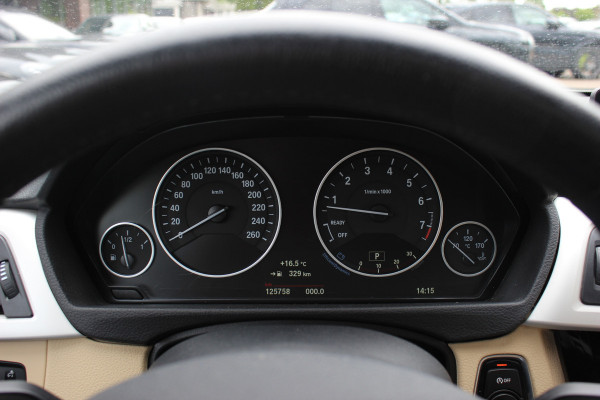 BMW 3-serie 320i Corporate Lease High Executive / Trekhaak / Schuifdak / Leder / Navigatie / Parkeerhulp V+A / 16'' / Getint glas / Stoelverwarming / Cruise Control