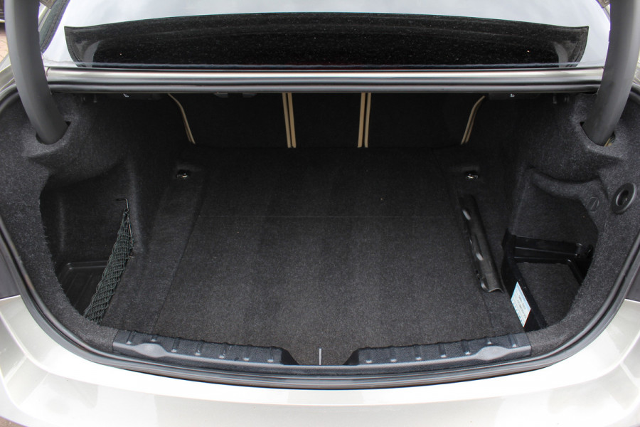 BMW 3-serie 320i Corporate Lease High Executive / Trekhaak / Schuifdak / Leder / Navigatie / Parkeerhulp V+A / 16'' / Getint glas / Stoelverwarming / Cruise Control