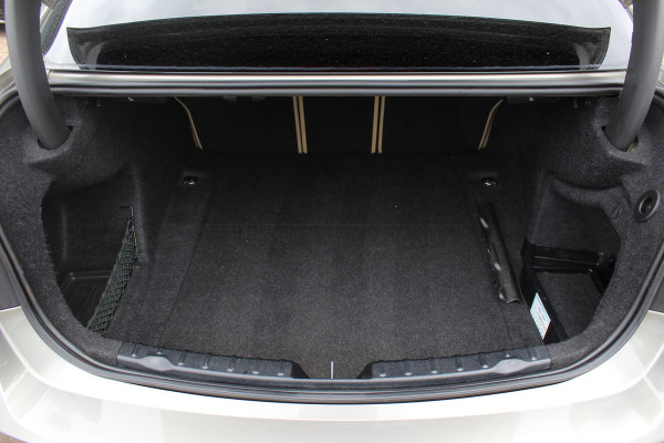BMW 3-serie 320i Corporate Lease High Executive / Trekhaak / Schuifdak / Leder / Navigatie / Parkeerhulp V+A / 16'' / Getint glas / Stoelverwarming / Cruise Control