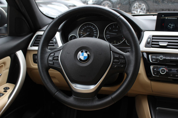 BMW 3-serie 320i Corporate Lease High Executive / Trekhaak / Schuifdak / Leder / Navigatie / Parkeerhulp V+A / 16'' / Getint glas / Stoelverwarming / Cruise Control