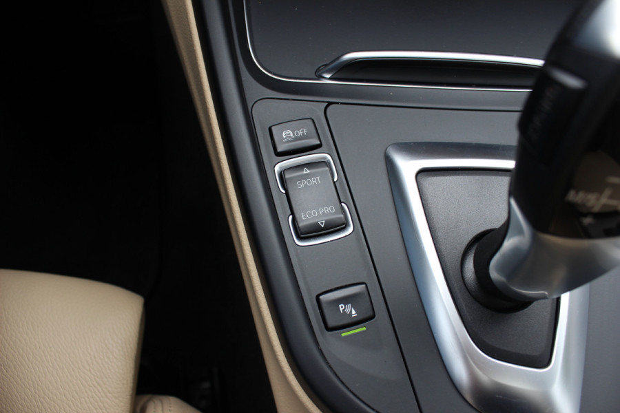 BMW 3-serie 320i Corporate Lease High Executive / Trekhaak / Schuifdak / Leder / Navigatie / Parkeerhulp V+A / 16'' / Getint glas / Stoelverwarming / Cruise Control
