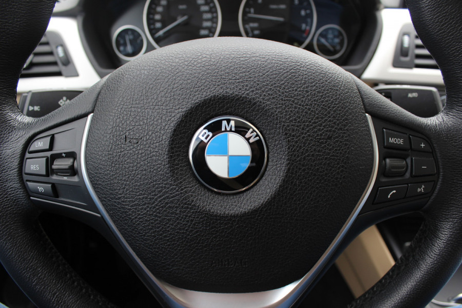 BMW 3-serie 320i Corporate Lease High Executive / Trekhaak / Schuifdak / Leder / Navigatie / Parkeerhulp V+A / 16'' / Getint glas / Stoelverwarming / Cruise Control