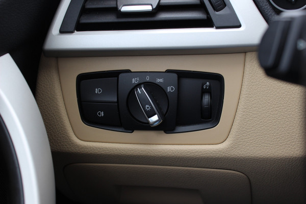 BMW 3-serie 320i Corporate Lease High Executive / Trekhaak / Schuifdak / Leder / Navigatie / Parkeerhulp V+A / 16'' / Getint glas / Stoelverwarming / Cruise Control
