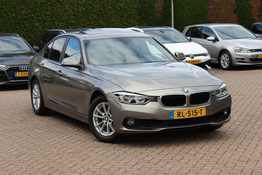 BMW 3-serie 320i Corporate Lease High Executive / Trekhaak / Schuifdak / Leder / Navigatie / Parkeerhulp V+A / 16'' / Getint glas / Stoelverwarming / Cruise Control
