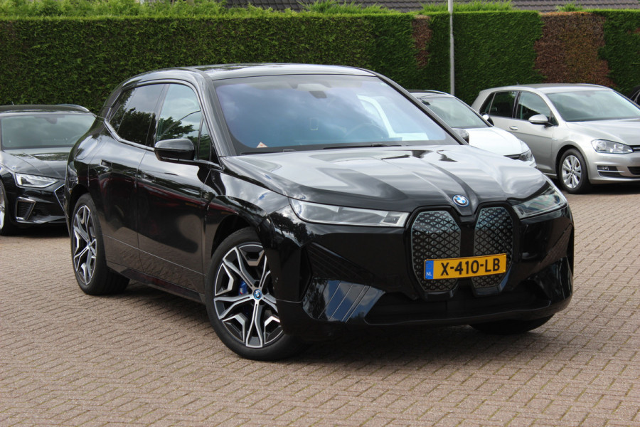 BMW iX M60 High Executive 112 kWh 27.972 km! / SOh 96,8% / Trekhaak / Panoramadak / 360Camera / Head-up / Bowers&Wilkens / Softclose / 22'' / Luchtvering / Laser LED / CarPlay / Volleder / Stoel+Stuurverwarming / Dodehoek / DAB / ACC