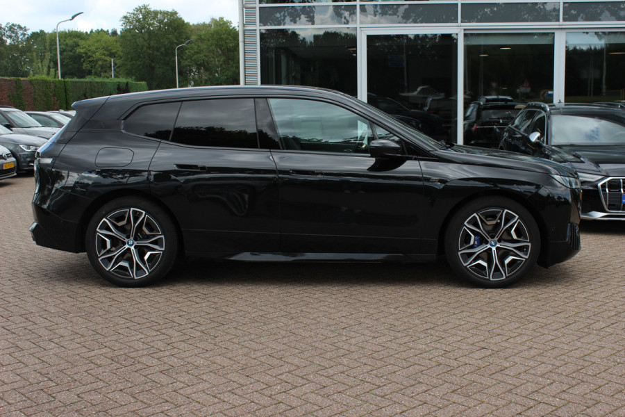BMW iX M60 High Executive 112 kWh 27.972 km! / SOh 96,8% / Trekhaak / Panoramadak / 360Camera / Head-up / Bowers&Wilkens / Softclose / 22'' / Luchtvering / Laser LED / CarPlay / Volleder / Stoel+Stuurverwarming / Dodehoek / DAB / ACC