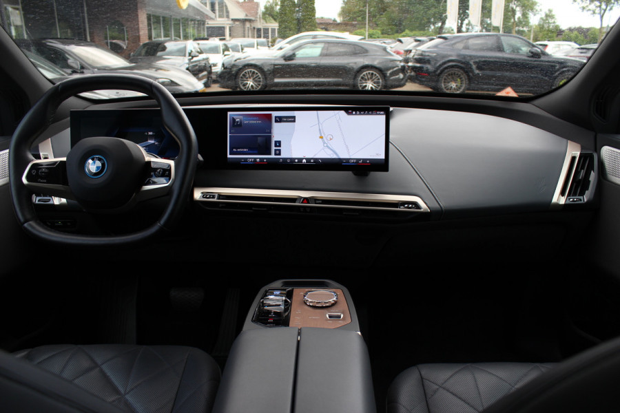 BMW iX M60 High Executive 112 kWh 27.972 km! / SOh 96,8% / Trekhaak / Panoramadak / 360Camera / Head-up / Bowers&Wilkens / Softclose / 22'' / Luchtvering / Laser LED / CarPlay / Volleder / Stoel+Stuurverwarming / Dodehoek / DAB / ACC