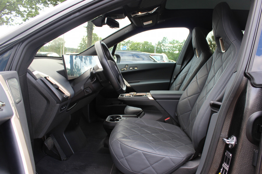 BMW iX M60 High Executive 112 kWh 27.972 km! / SOh 96,8% / Trekhaak / Panoramadak / 360Camera / Head-up / Bowers&Wilkens / Softclose / 22'' / Luchtvering / Laser LED / CarPlay / Volleder / Stoel+Stuurverwarming / Dodehoek / DAB / ACC
