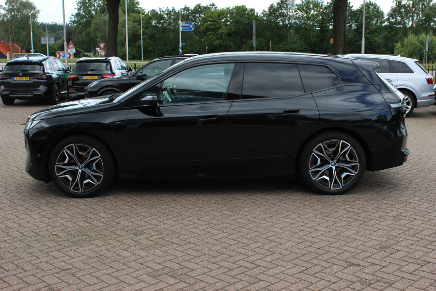 BMW iX M60 High Executive 112 kWh 27.972 km! / SOh 96,8% / Trekhaak / Panoramadak / 360Camera / Head-up / Bowers&Wilkens / Softclose / 22'' / Luchtvering / Laser LED / CarPlay / Volleder / Stoel+Stuurverwarming / Dodehoek / DAB / ACC