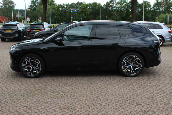 BMW iX M60 High Executive 112 kWh 27.972 km! / SOh 96,8% / Trekhaak / Panoramadak / 360Camera / Head-up / Bowers&Wilkens / Softclose / 22'' / Luchtvering / Laser LED / CarPlay / Volleder / Stoel+Stuurverwarming / Dodehoek / DAB / ACC