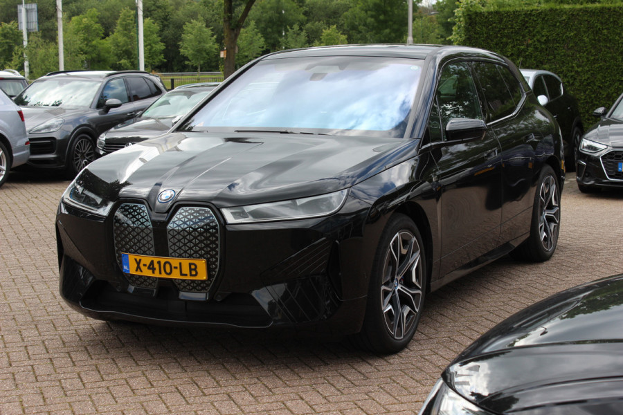 BMW iX M60 High Executive 112 kWh 27.972 km! / SOh 96,8% / Trekhaak / Panoramadak / 360Camera / Head-up / Bowers&Wilkens / Softclose / 22'' / Luchtvering / Laser LED / CarPlay / Volleder / Stoel+Stuurverwarming / Dodehoek / DAB / ACC
