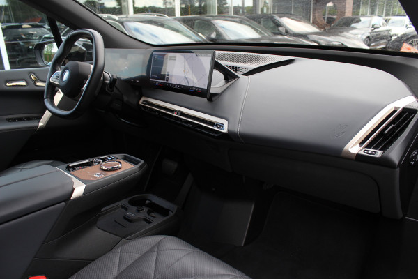 BMW iX M60 High Executive 112 kWh 27.972 km! / SOh 96,8% / Trekhaak / Panoramadak / 360Camera / Head-up / Bowers&Wilkens / Softclose / 22'' / Luchtvering / Laser LED / CarPlay / Volleder / Stoel+Stuurverwarming / Dodehoek / DAB / ACC