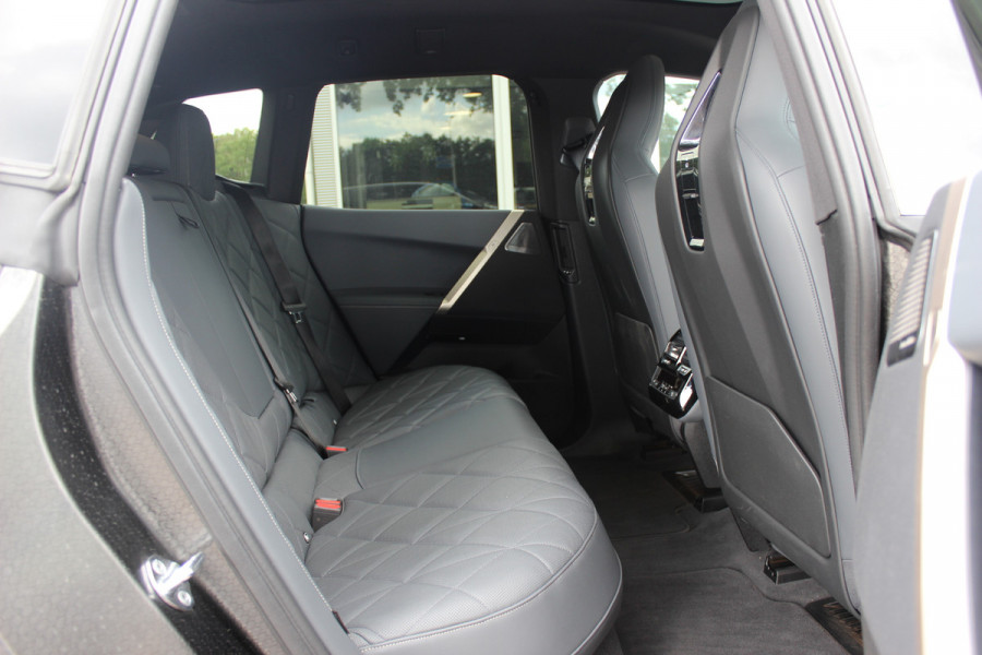 BMW iX M60 High Executive 112 kWh 27.972 km! / SOh 96,8% / Trekhaak / Panoramadak / 360Camera / Head-up / Bowers&Wilkens / Softclose / 22'' / Luchtvering / Laser LED / CarPlay / Volleder / Stoel+Stuurverwarming / Dodehoek / DAB / ACC