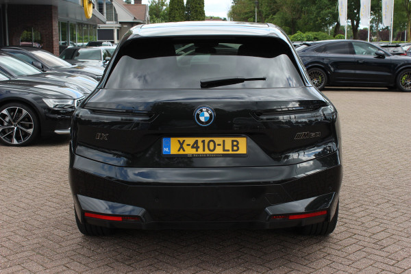 BMW iX M60 High Executive 112 kWh 27.972 km! / SOh 96,8% / Trekhaak / Panoramadak / 360Camera / Head-up / Bowers&Wilkens / Softclose / 22'' / Luchtvering / Laser LED / CarPlay / Volleder / Stoel+Stuurverwarming / Dodehoek / DAB / ACC