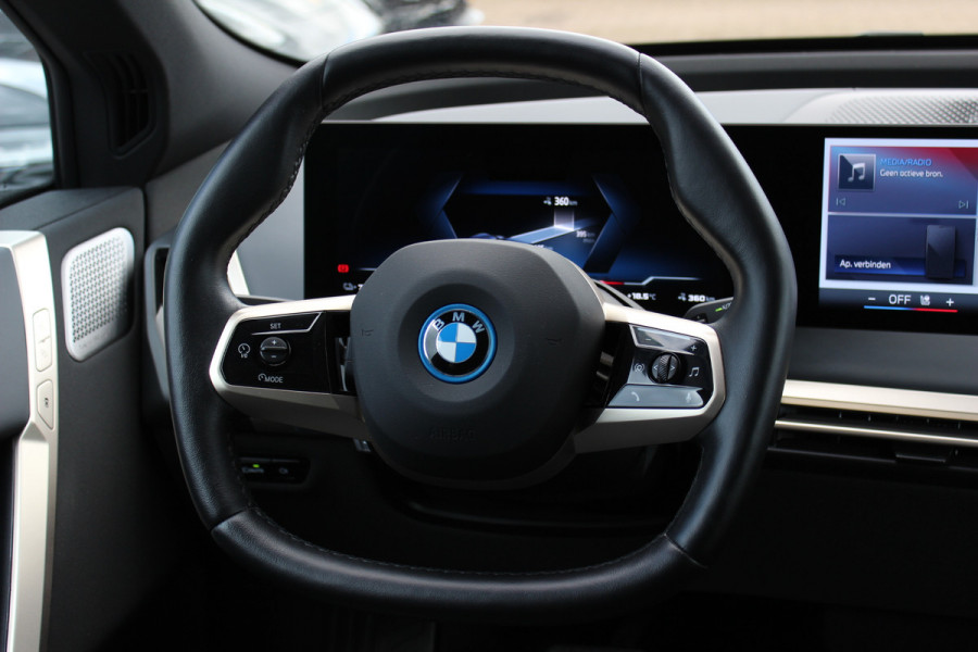 BMW iX M60 High Executive 112 kWh 27.972 km! / SOh 96,8% / Trekhaak / Panoramadak / 360Camera / Head-up / Bowers&Wilkens / Softclose / 22'' / Luchtvering / Laser LED / CarPlay / Volleder / Stoel+Stuurverwarming / Dodehoek / DAB / ACC