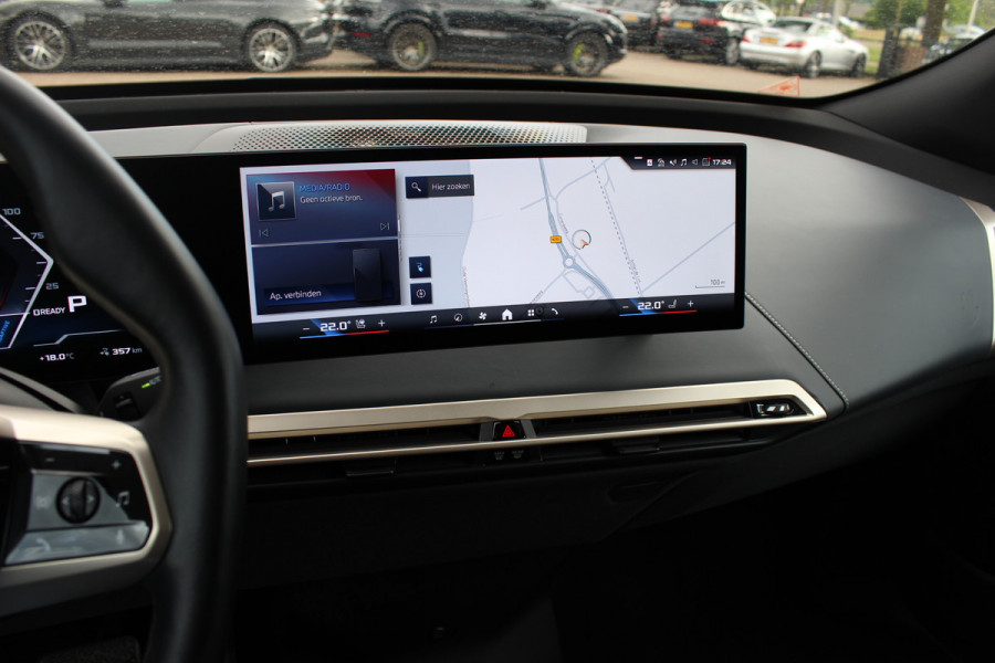 BMW iX M60 High Executive 112 kWh 27.972 km! / SOh 96,8% / Trekhaak / Panoramadak / 360Camera / Head-up / Bowers&Wilkens / Softclose / 22'' / Luchtvering / Laser LED / CarPlay / Volleder / Stoel+Stuurverwarming / Dodehoek / DAB / ACC