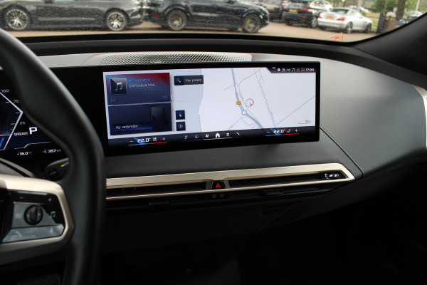 BMW iX M60 High Executive 112 kWh 27.972 km! / SOh 96,8% / Trekhaak / Panoramadak / 360Camera / Head-up / Bowers&Wilkens / Softclose / 22'' / Luchtvering / Laser LED / CarPlay / Volleder / Stoel+Stuurverwarming / Dodehoek / DAB / ACC