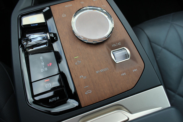 BMW iX M60 High Executive 112 kWh 27.972 km! / SOh 96,8% / Trekhaak / Panoramadak / 360Camera / Head-up / Bowers&Wilkens / Softclose / 22'' / Luchtvering / Laser LED / CarPlay / Volleder / Stoel+Stuurverwarming / Dodehoek / DAB / ACC