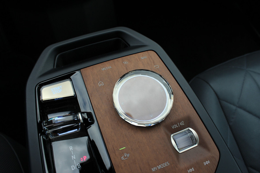 BMW iX M60 High Executive 112 kWh 27.972 km! / SOh 96,8% / Trekhaak / Panoramadak / 360Camera / Head-up / Bowers&Wilkens / Softclose / 22'' / Luchtvering / Laser LED / CarPlay / Volleder / Stoel+Stuurverwarming / Dodehoek / DAB / ACC