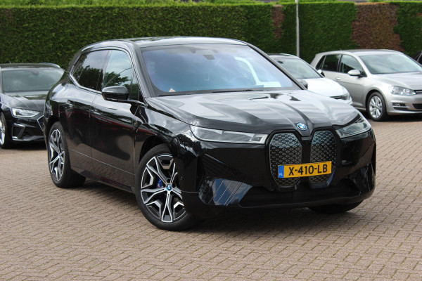 BMW iX M60 High Executive 112 kWh 27.972 km! / SOh 96,8% / Trekhaak / Panoramadak / 360Camera / Head-up / Bowers&Wilkens / Softclose / 22'' / Luchtvering / Laser LED / CarPlay / Volleder / Stoel+Stuurverwarming / Dodehoek / DAB / ACC