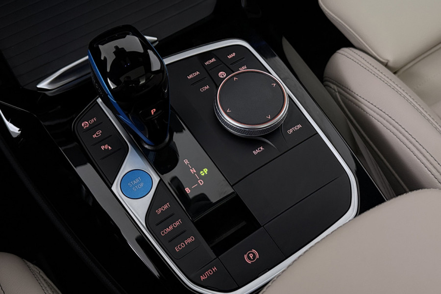BMW iX3 High Executive 80 kWh (PANORAMADAK, STOEL/STUUR VERWARMING, H/K AUDIO, CAMERA, ELEKTR STOELEN, HUD, CRUISE ADAPTIEF)