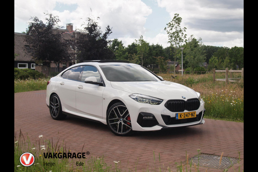 BMW 2 Serie Gran Coupé 218i High Executive Edition | M-Performance Pakket | Panoramadak | Camera | Trekhaak | Sfeerverlichting | Apple Carplay |