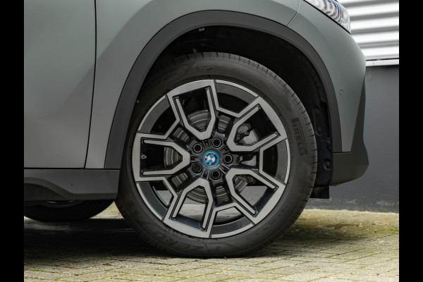 BMW iX1 eDrive20 - 67kWh - Memoryzetel - Massage - Harman Kardon - Camera