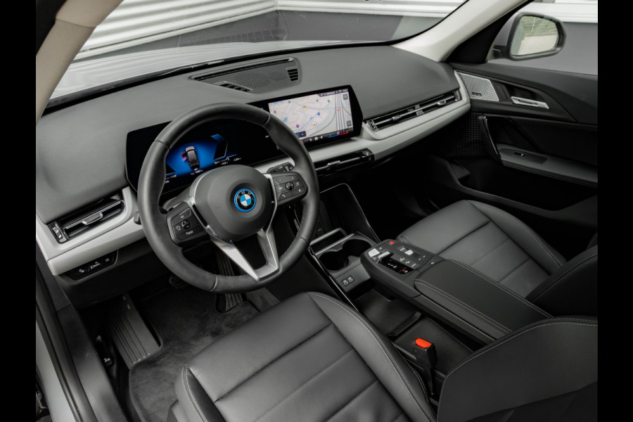 BMW iX1 eDrive20 - 67kWh - Memoryzetel - Massage - Harman Kardon - Camera
