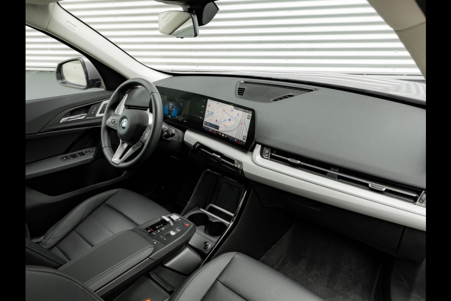 BMW iX1 eDrive20 - 67kWh - Memoryzetel - Massage - Harman Kardon - Camera