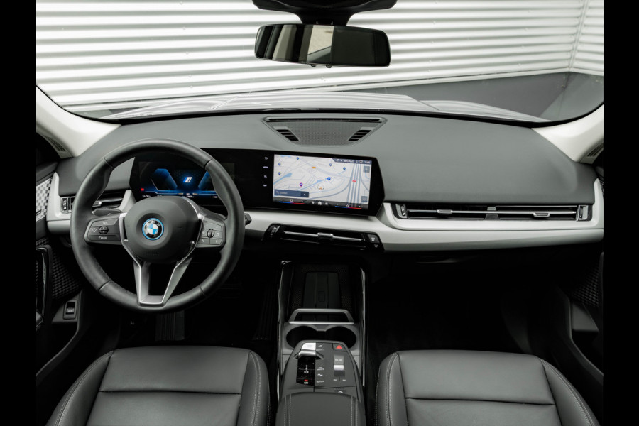 BMW iX1 eDrive20 - 67kWh - Memoryzetel - Massage - Harman Kardon - Camera
