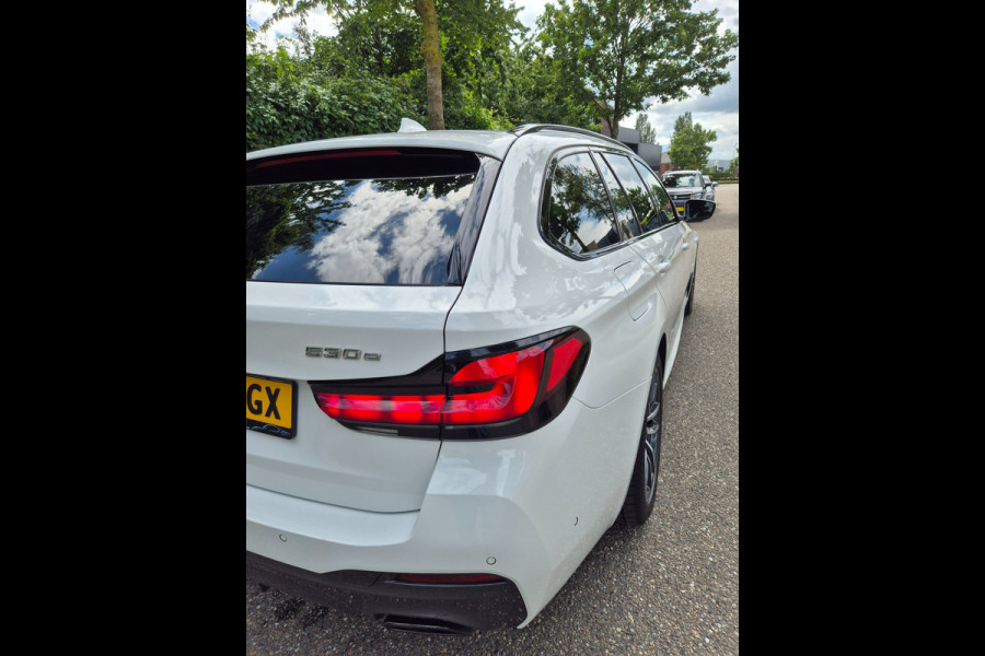 BMW 5 Serie Touring 530e M Sport LED CarPlay Elek. Stoelen 100% dealer onderhouden 530e Business Edition Plus