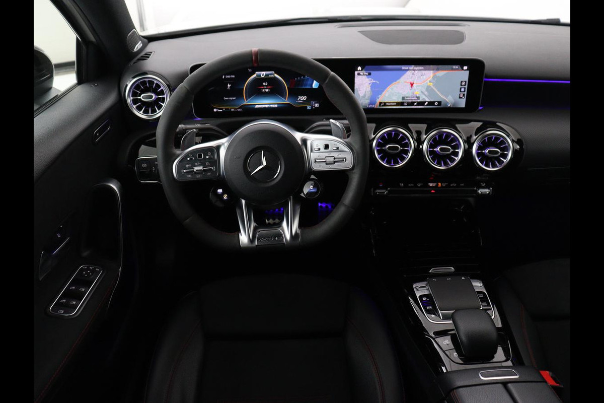 Mercedes-Benz A-Klasse AMG 35 4Matic Night | Panoramadak | Carplay | Widescreen | Stoelverwarming | Burmester | 360 camera | Sfeerverlichting | Leder/Alcantara | Navigatie