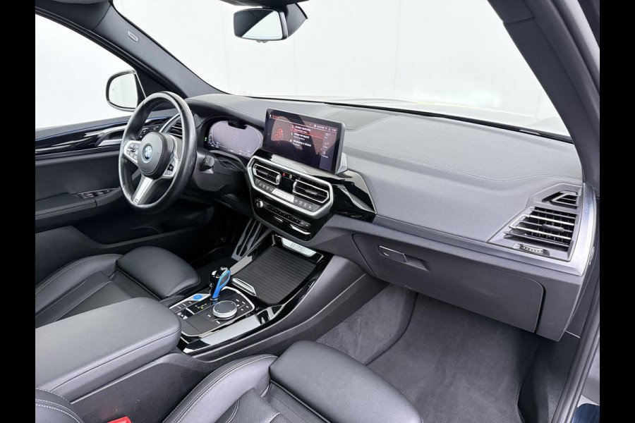 BMW iX3 Executive 80 kWh VAN: 44.900,- VOOR: 40.877,- UW WKVOORDEEL: 4.023,- | M-Sport |SOH 99% | ELEKTRISCHE TREKHAAK| ELEKTRISCHE ACHTERKLEP| PANORAMADAK| DRIVING ASSISTENT PROFESSIONAL| DODE HOEK SENSOR| STOELVERWARMING