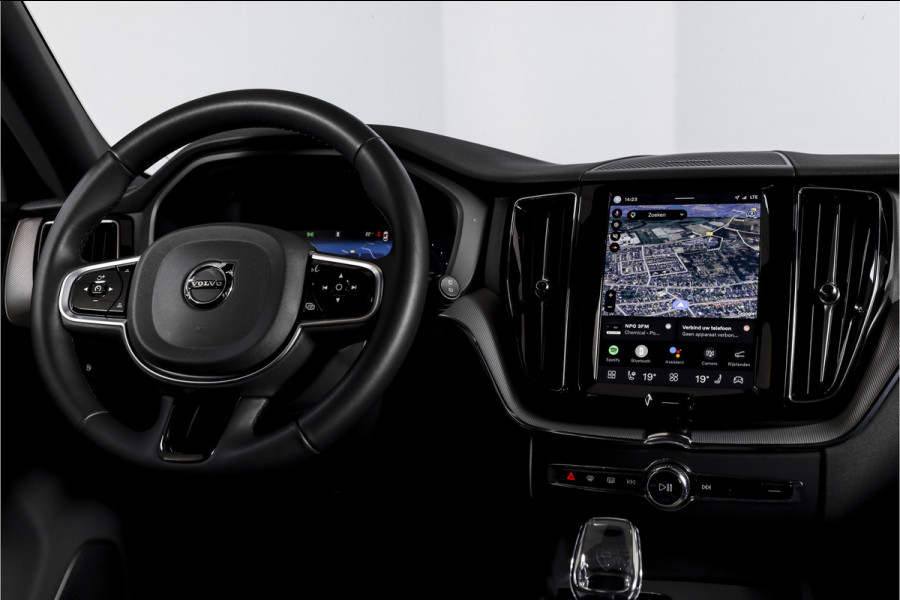 Volvo XC60 2.0 T8 Plug-in hybrid AWD Plus Dark | S/K-Panodak | Dig. Cockpit | Adapt. Cruise | Winterpakket | PDC | 360 Camera | NAV + App.Connect | ECC | Harman/Kardon | Elek. Klep | LM 19" | 9613