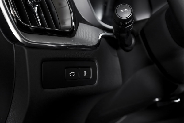 Volvo XC60 2.0 T8 Plug-in hybrid AWD Plus Dark | S/K-Panodak | Dig. Cockpit | Adapt. Cruise | Winterpakket | PDC | 360 Camera | NAV + App.Connect | ECC | Harman/Kardon | Elek. Klep | LM 19" | 9613