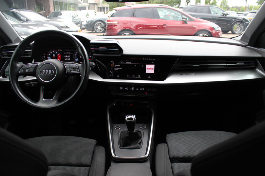 Audi A3 Sportback 30 TFSI Business edition / Trekhaak / CarPlay / Parkeerhulp achter / 17'' / LED Koplampen / Getint glas / DAB / Cruise Control