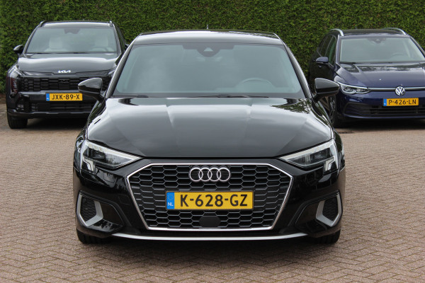 Audi A3 Sportback 30 TFSI Business edition / Trekhaak / CarPlay / Parkeerhulp achter / 17'' / LED Koplampen / Getint glas / DAB / Cruise Control