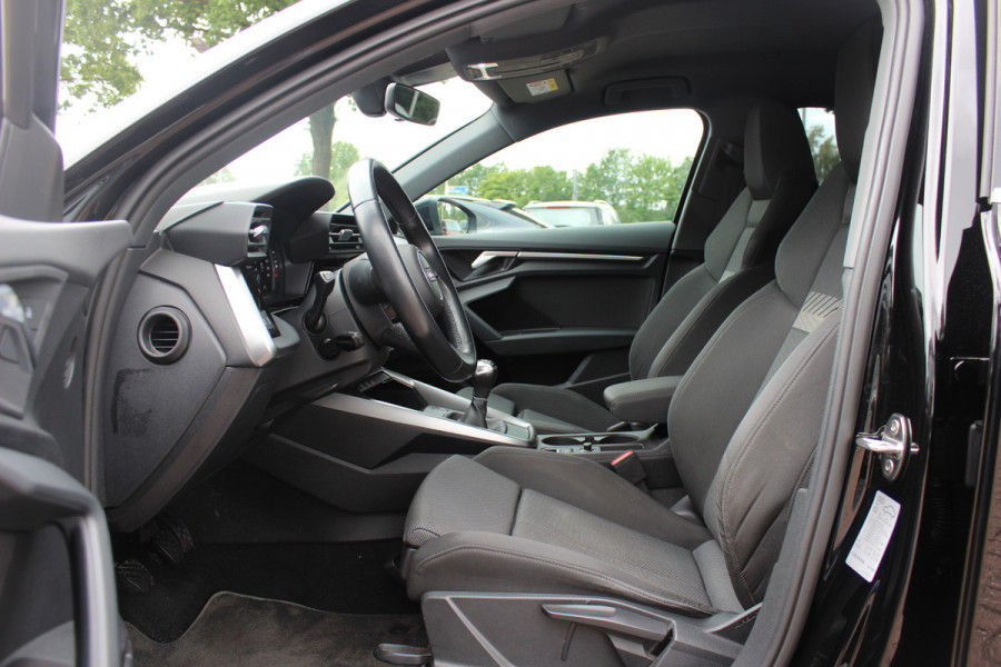 Audi A3 Sportback 30 TFSI Business edition / Trekhaak / CarPlay / Parkeerhulp achter / 17'' / LED Koplampen / Getint glas / DAB / Cruise Control